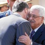 El presidente de la Autoridad Palestina, Mahmud Abás, cuando recibió a los entonces príncipes en Ramala en 2011
