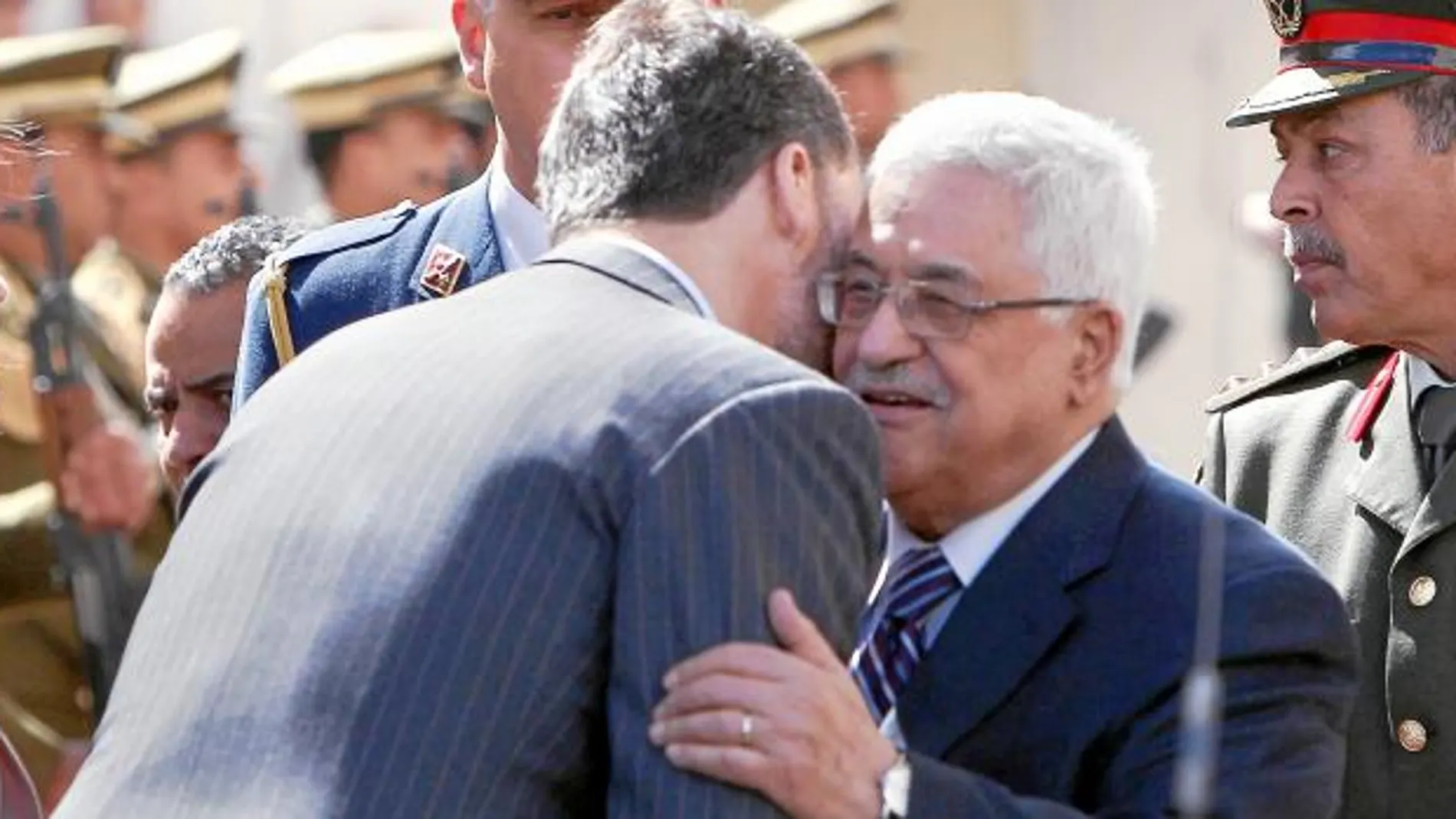 El presidente de la Autoridad Palestina, Mahmud Abás, cuando recibió a los entonces príncipes en Ramala en 2011
