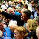 Pedro Sánchez se hace un selfie durante su participación en la Fiesta de la Rosa, en Oviedo/Foto: Reuters