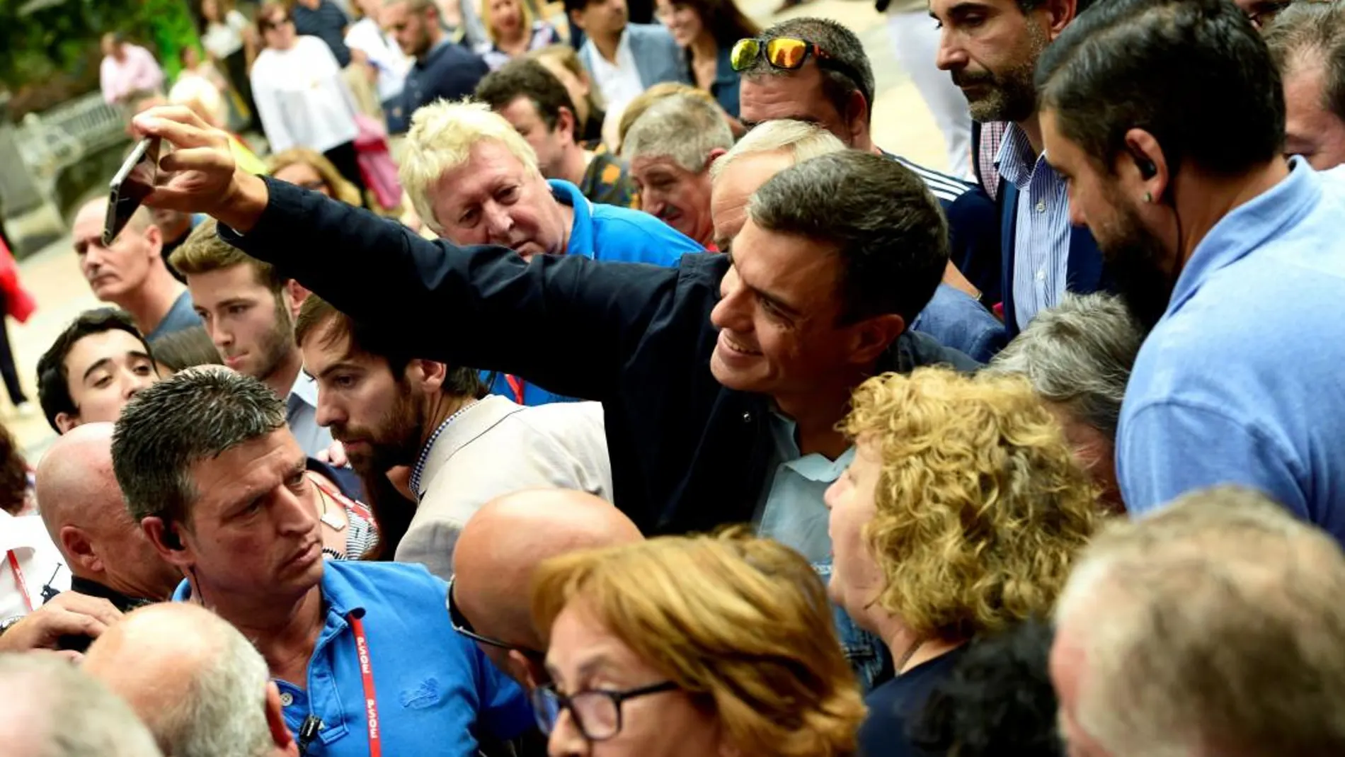 Pedro Sánchez se hace un selfie durante su participación en la Fiesta de la Rosa, en Oviedo/Foto: Reuters