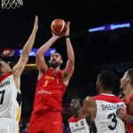 El pívot alemán Johannes Voigtmann defiende el lanzamiento del pívot español Marc Gasol durante un encuentro de cuartos de final del Eurobasket 2017