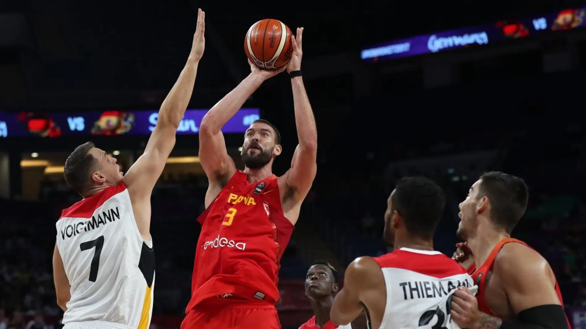 El pívot alemán Johannes Voigtmann defiende el lanzamiento del pívot español Marc Gasol durante un encuentro de cuartos de final del Eurobasket 2017