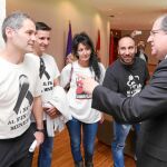 El presidente Herrera dialoga recientemente con varios mineros en los pasillos de las Cortes