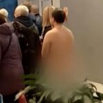 El pasajero se desnudó y esperó su turno de embarque