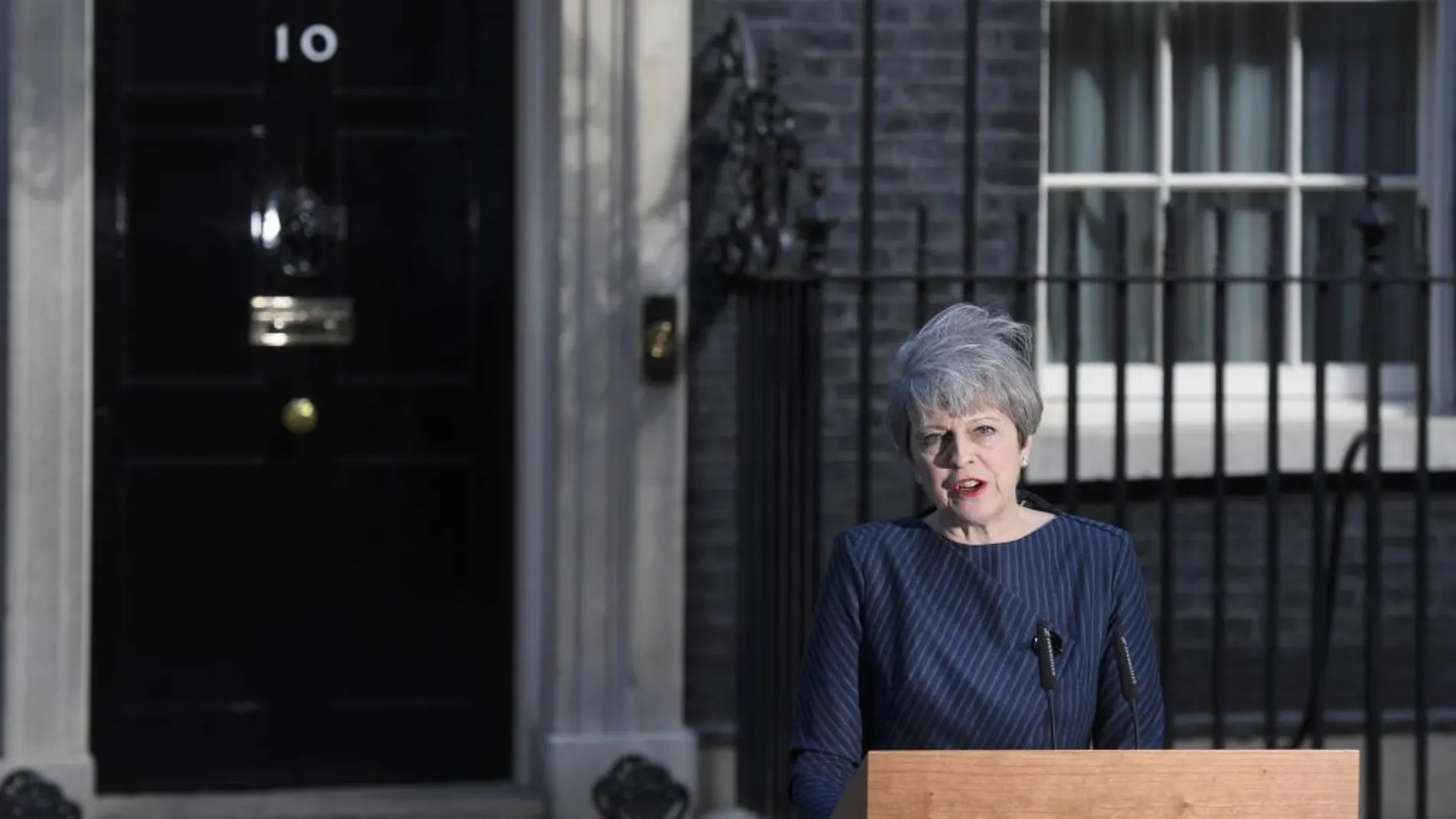 La primera ministra británica, Theresa May, en una inusual comparecencia ante Downing Street
