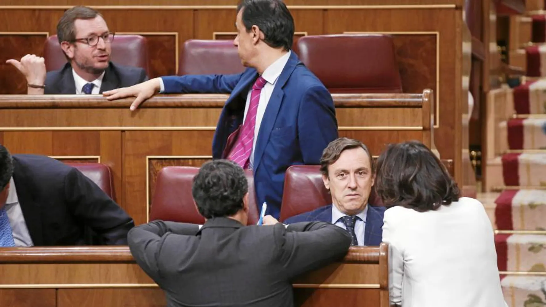 Rafael Hernando, Fernando Martínez-Maillo, Javier Maroto, entre otros, ayer en la bancada popular en el Congreso