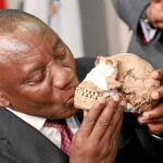 El vicepresidente de Sudáfrica Cyril Ramaphosa besa la reconstrucción del Homo naledi