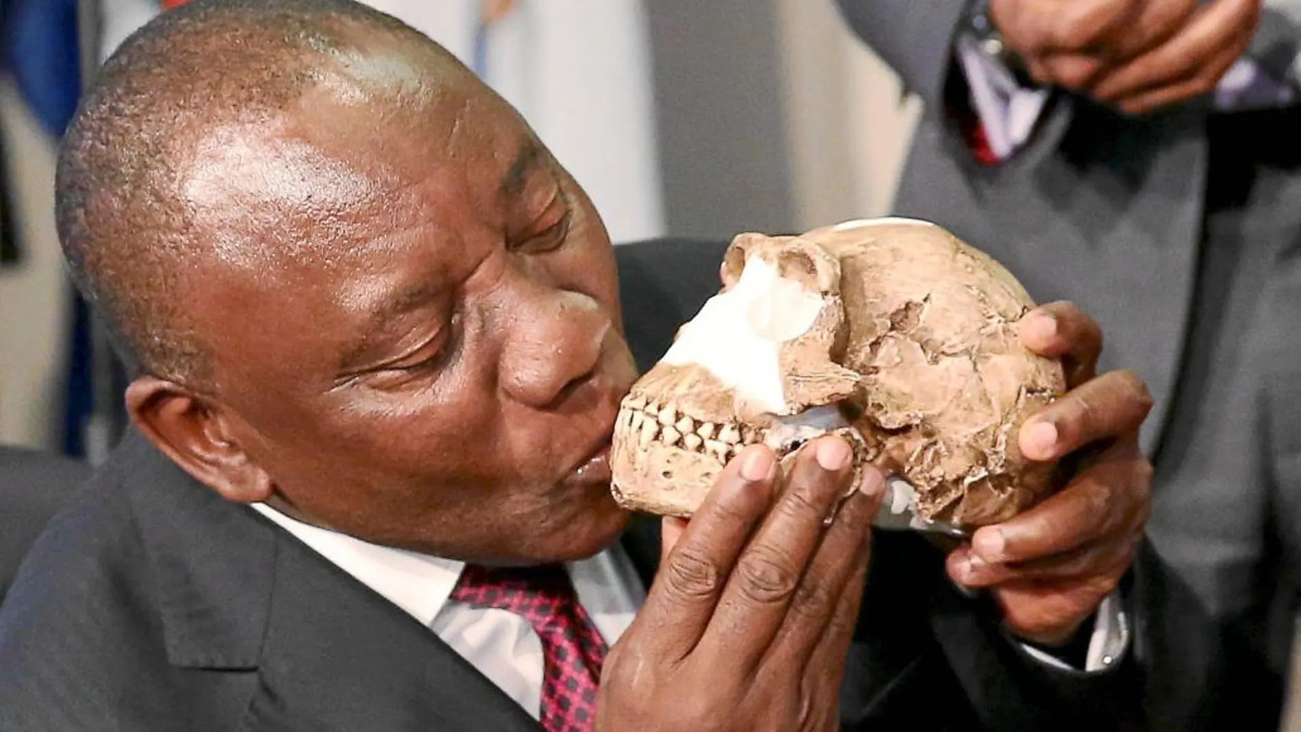 El vicepresidente de Sudáfrica Cyril Ramaphosa besa la reconstrucción del Homo naledi