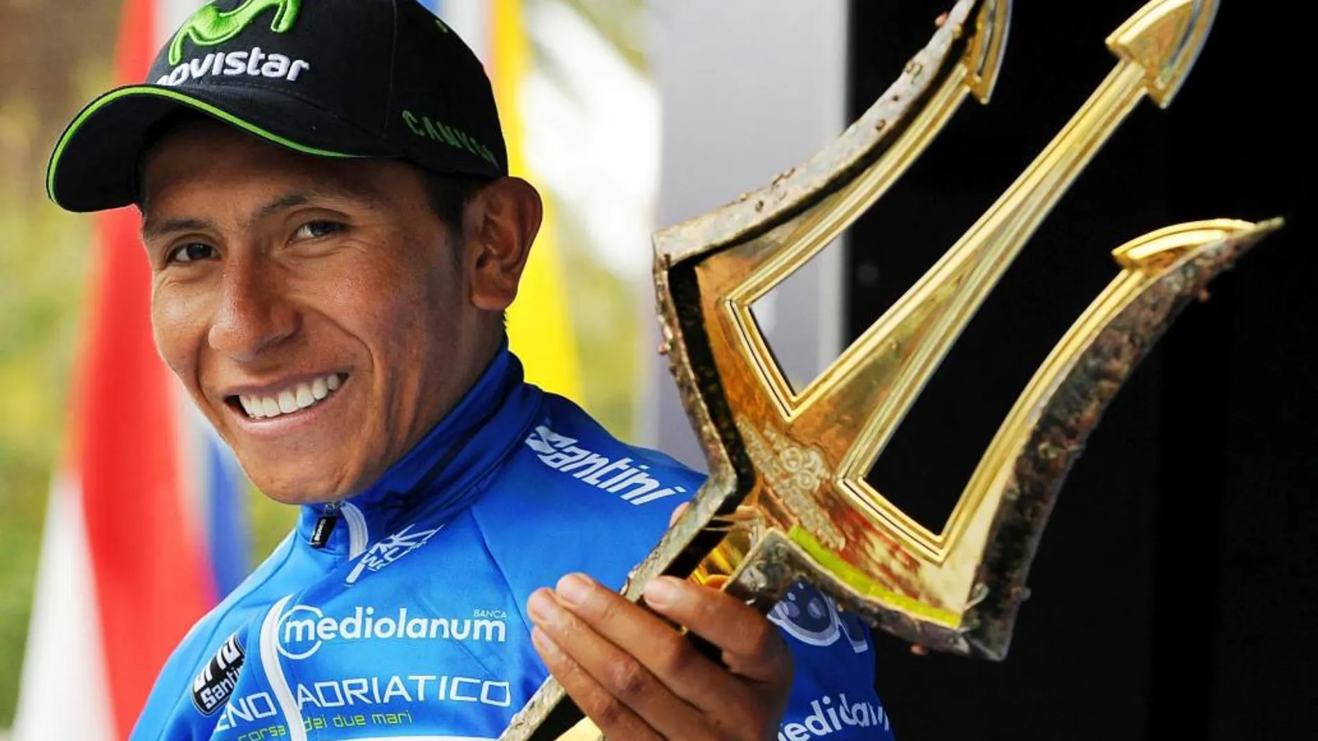 El ciclista colombiano Nairo Quintana, del equipo Movistar, celebra en el podio su título de campeón de la Tirreno-Adriático