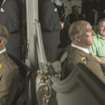 Antonio Piga observa la figura de Franco que hizo el Museo de Cera de Madrid en el año 1977, con el mismo uniforme que el militar llevó y que fue cedido al centro. Detrás, cortada, se encuentra la figura de Azaña/ Foto Alberto R. Roldan