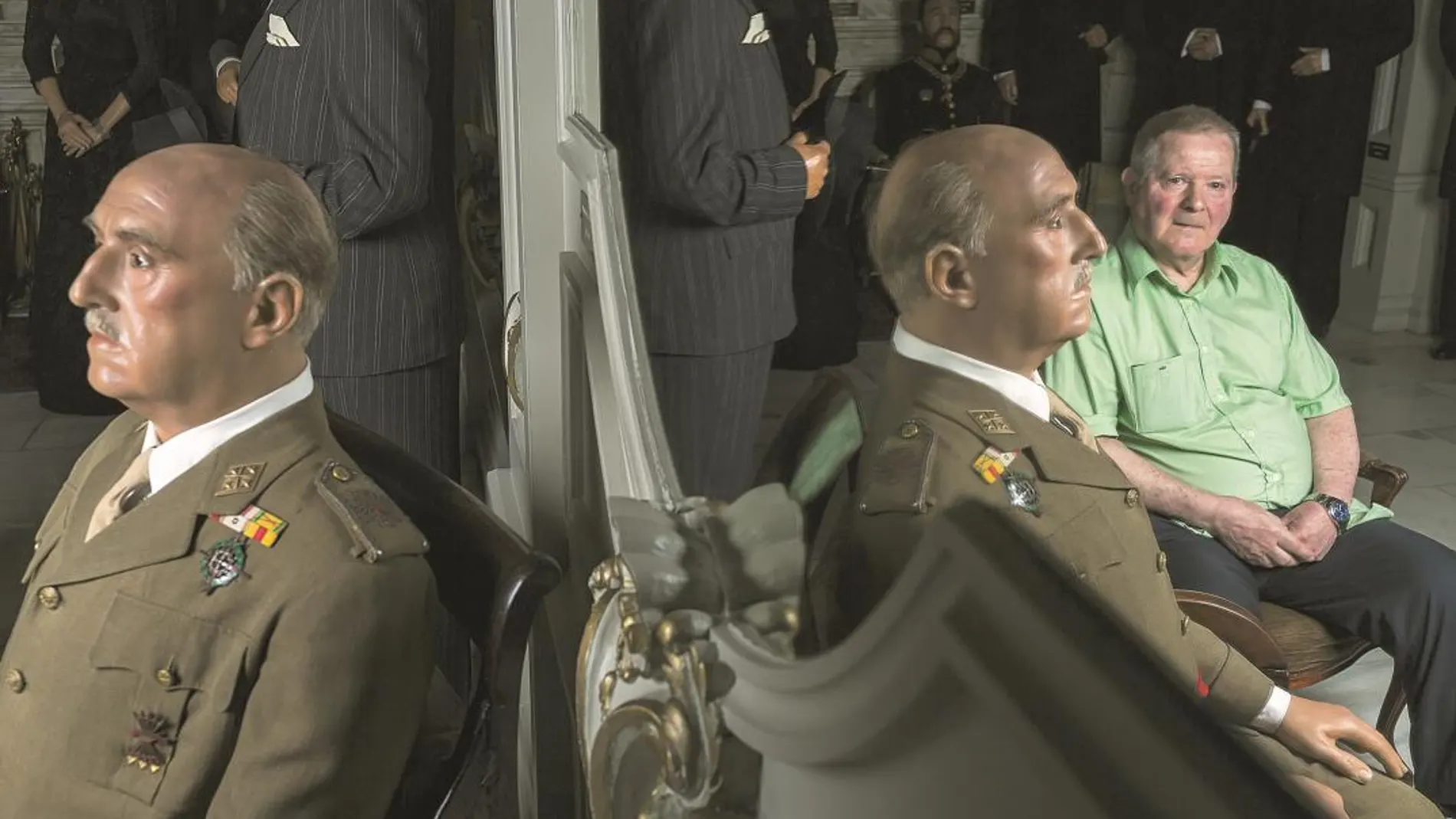 Antonio Piga observa la figura de Franco que hizo el Museo de Cera de Madrid en el año 1977, con el mismo uniforme que el militar llevó y que fue cedido al centro. Detrás, cortada, se encuentra la figura de Azaña/ Foto Alberto R. Roldan