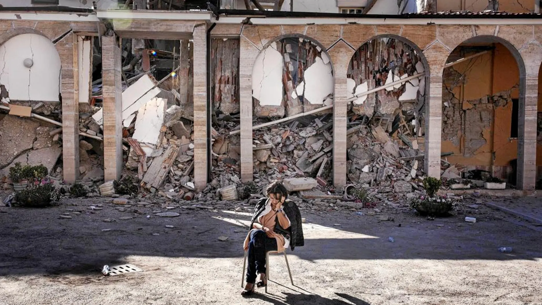 Una mujer descansa en el patio del convento Don Minozzi dos días después del trágico terremoto que tuvo lugar cerca de esta población