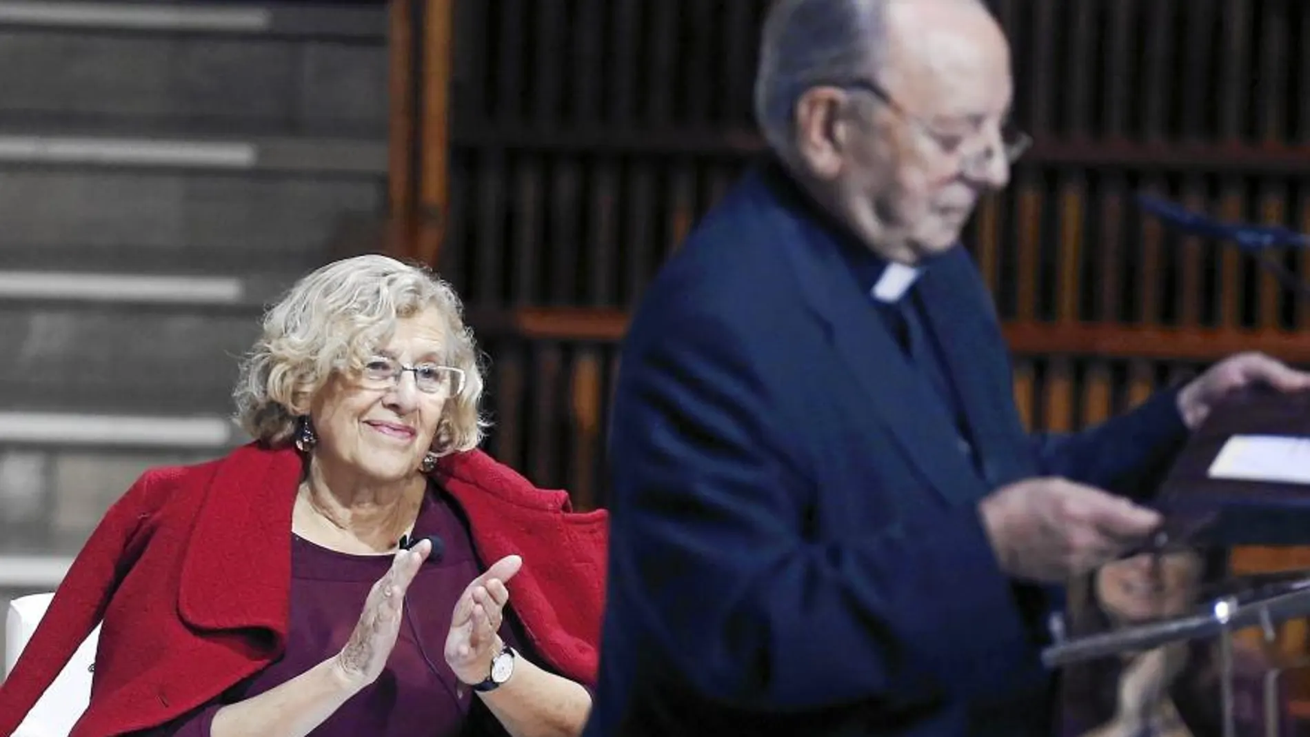 Carmena acudió ayer como conferenciante al campus de la Universidad de Deusto en San Sebastián, donde fue presentada por el obispo emérito de San Sebastián, Juan María Uriarte