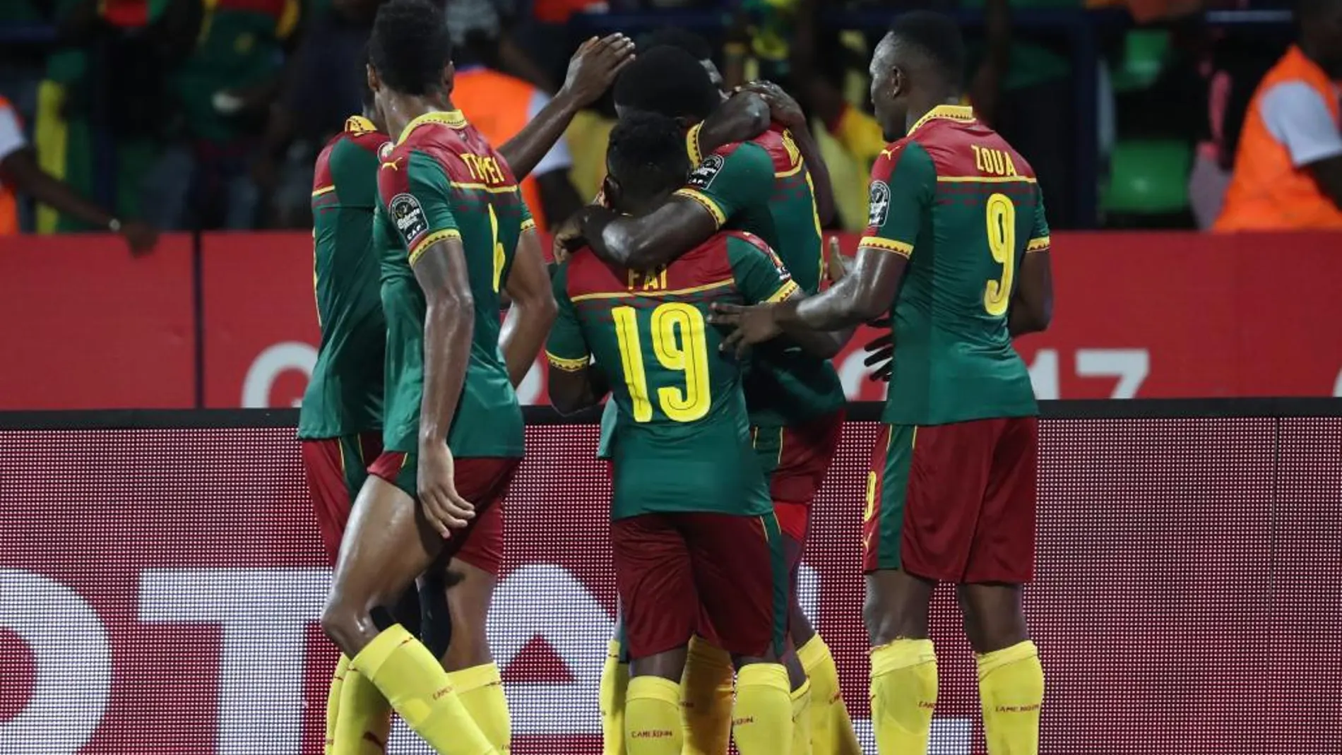 Jugadores de Camerún celebran después de anotar un gol hoy, jueves 2 de febrero de 2017, durante un partido entre Ghana y Camerún por la Copa Africana de Naciones, en Franceville (Gabón).