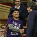 El presidente catalán, Carles Puigdemont, se vanagloria de la decisión del referéndum junto a la diputada de la CUP, Anna Gabriel