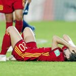 La atacante Claudia Pina, tumbada en el césped después del final del partido. Se les escapó el título Mundial / Efe