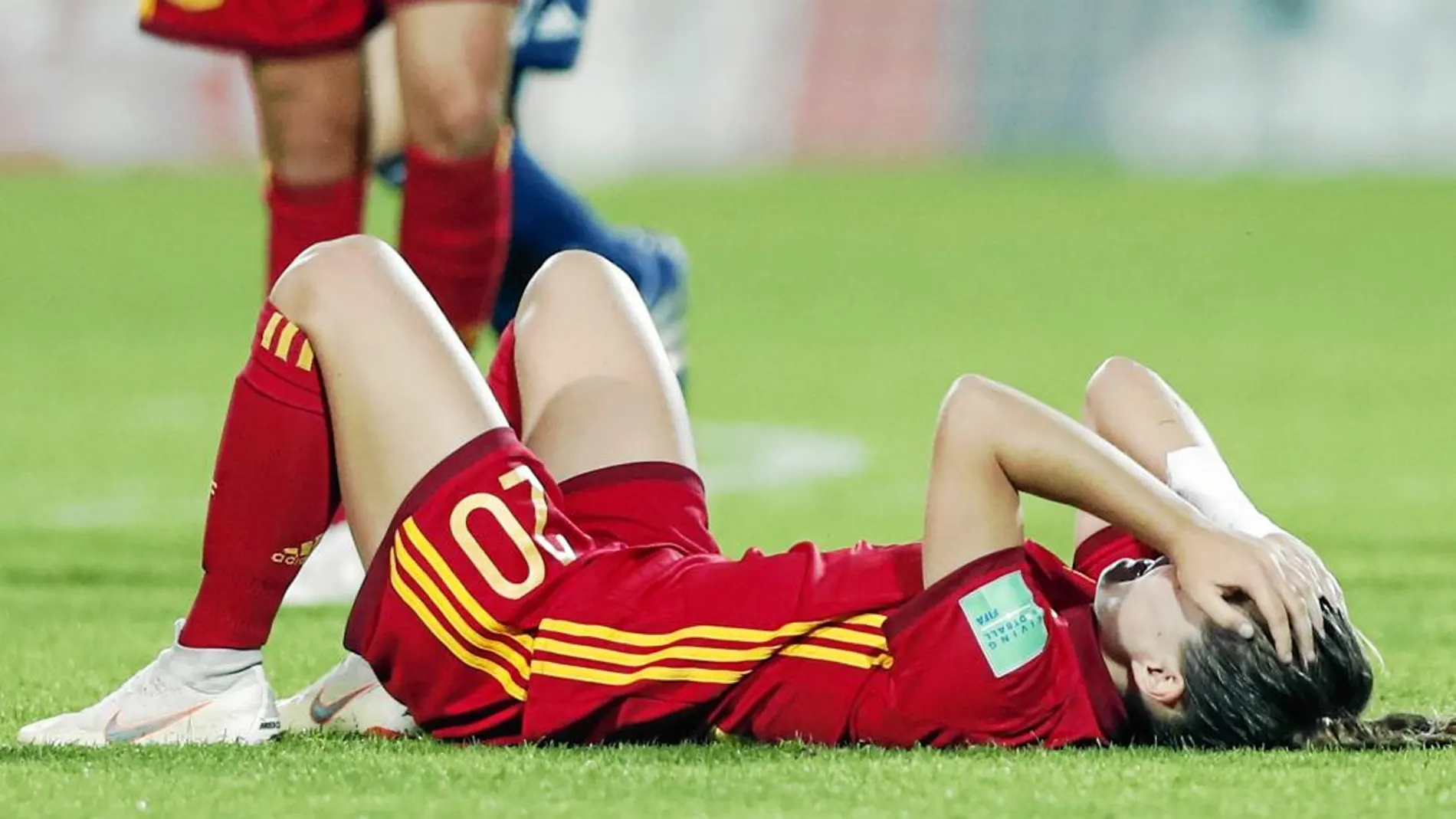 La atacante Claudia Pina, tumbada en el césped después del final del partido. Se les escapó el título Mundial / Efe