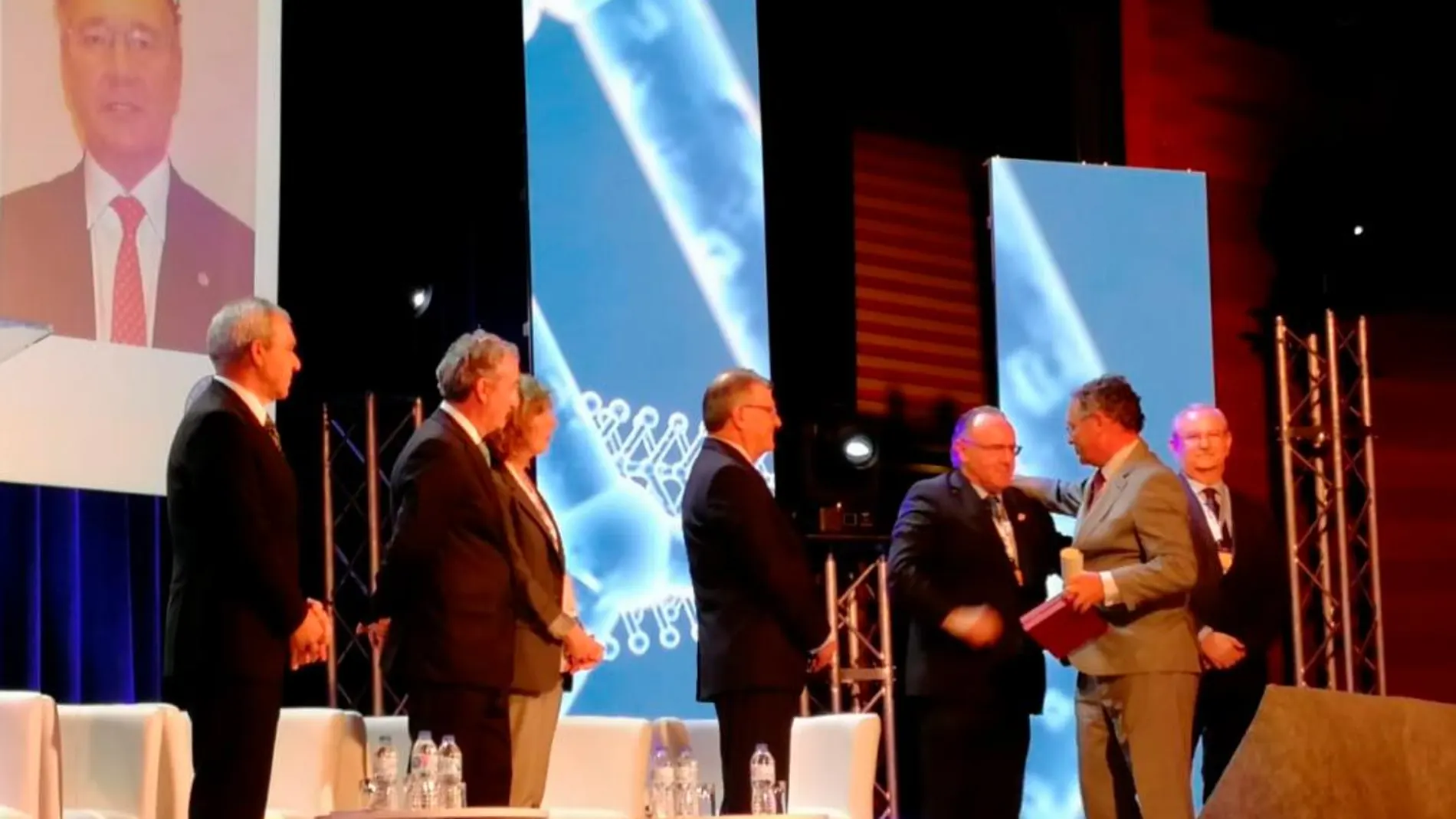 El doctor Antonio Otero recibe el reconocimiento