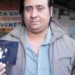 Antonio Páez muestra la fotografía con el cardenal Bergoglio, que fue quien le bautizó.