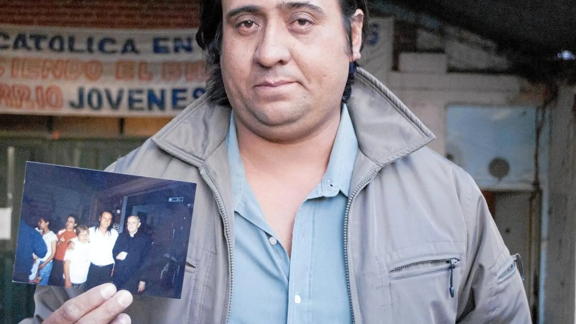 Antonio Páez muestra la fotografía con el cardenal Bergoglio, que fue quien le bautizó.