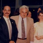 Pedro Riera, el primero por la izquierda, en México (1988) junto con Richard Santos (en el centro), jefe de la estación de la CIA en dicho país