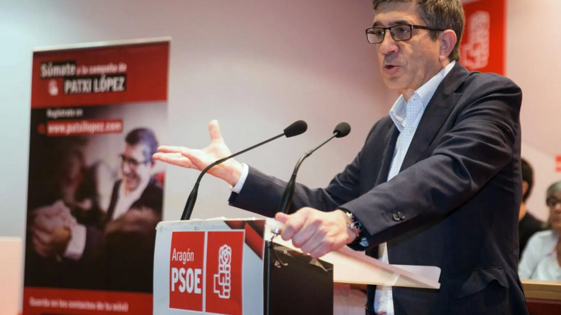 El candidato a la Secretaría General del PSOE y exlehendakari, Patxi López (i), interviene en un acto de campaña celebrado hoy en Zaragoza