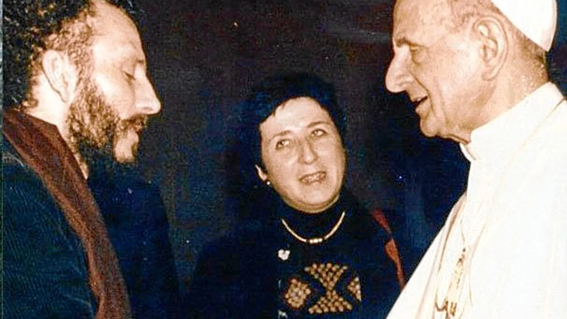 Pablo VI conversando con las dos almas del Camino Neocatecumenal