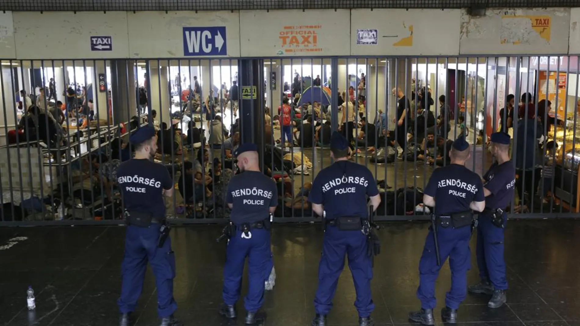 La policía bloque la entrada a la estación Keleti en Budapest