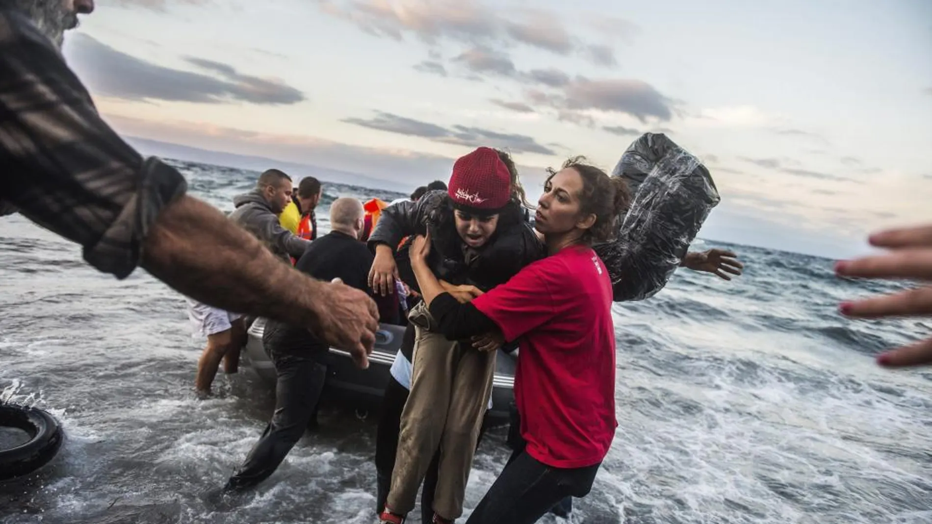 Una niña es rescatada en Lesbos en una imagen del pasado mes de octubre