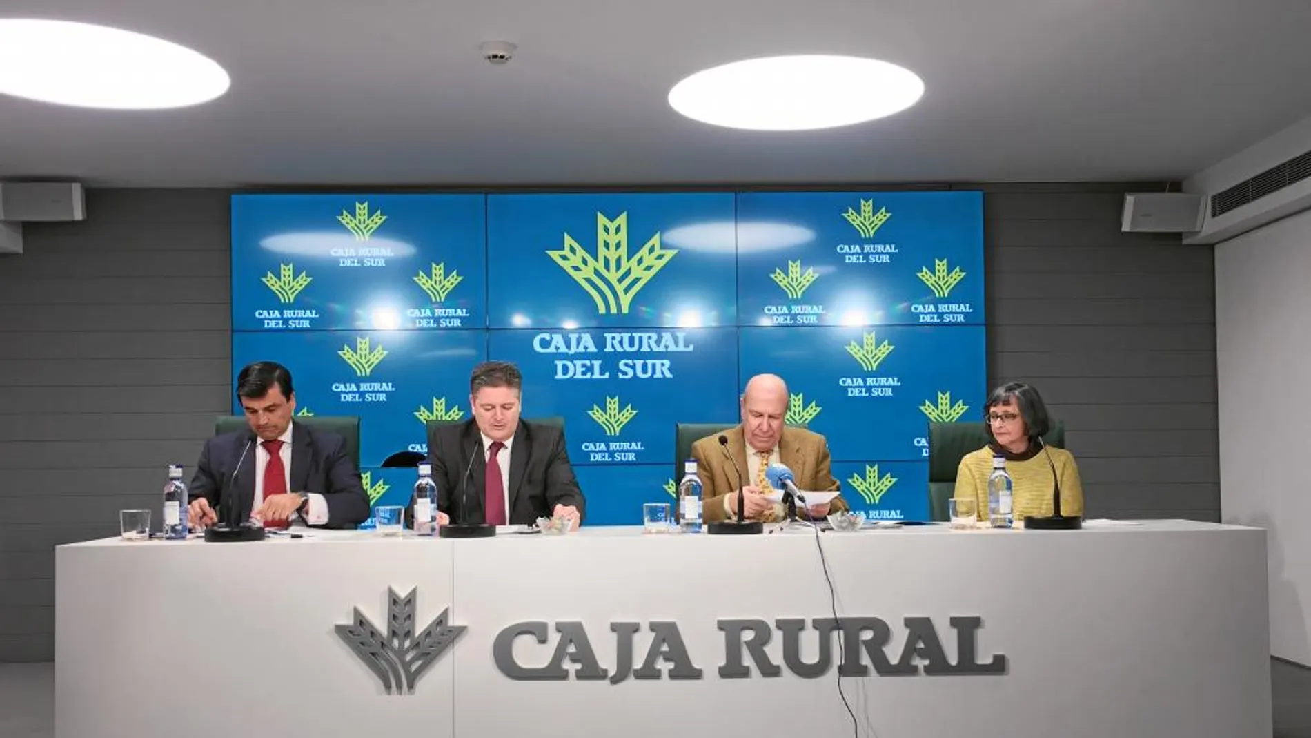 Representantes del Banco de Alimentos, la Universidad Loyola y Caja Rural, ayer