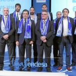 Jugadores y técnicos de algunos de los equipos de la Liga ACB rodean al presidente de la competición, Francisco Roca, y al presidente de Endesa, Borja Prado, en el acto de presentación del torneo en la sede de la empresa de la compañía energética