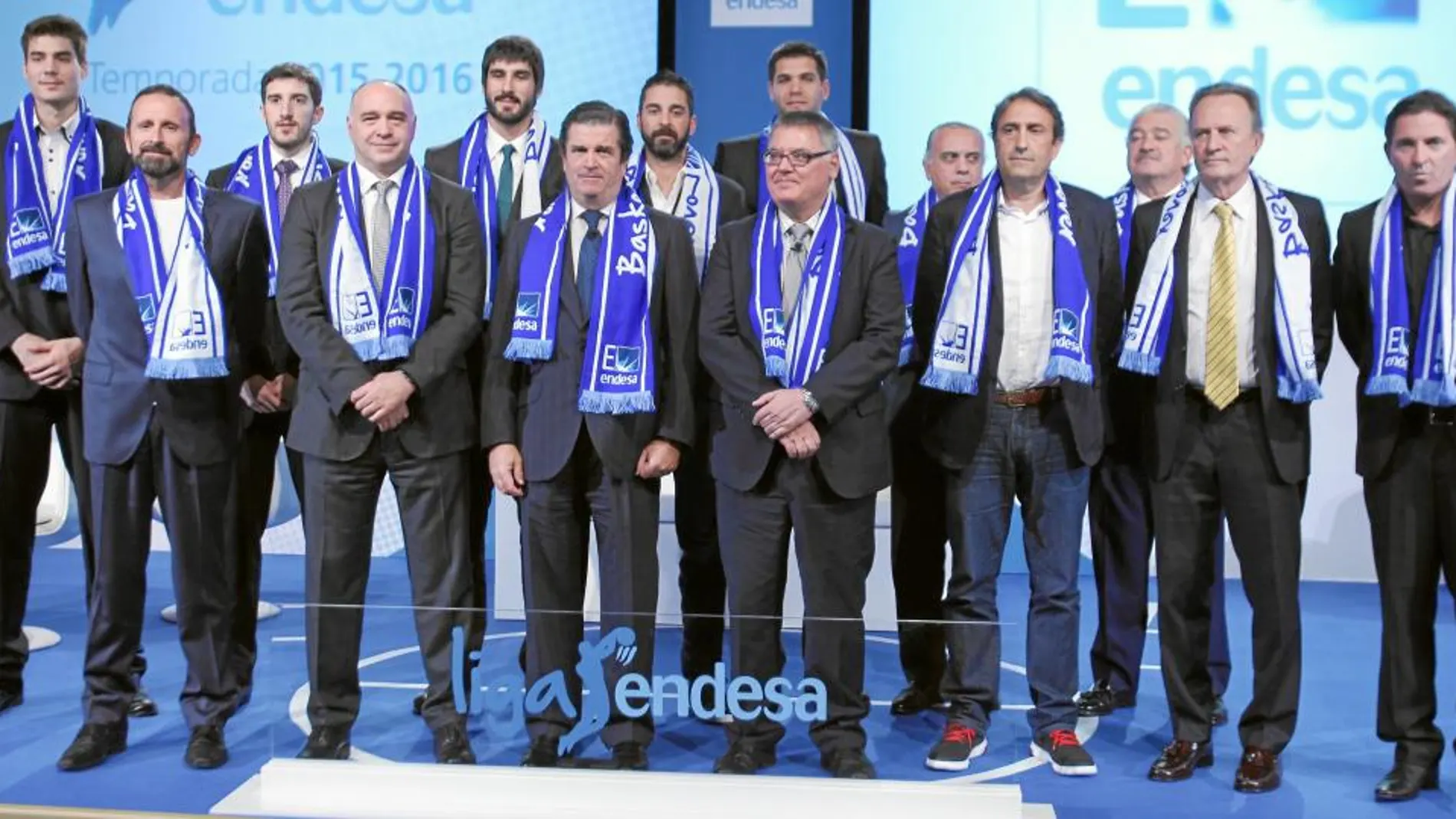 Jugadores y técnicos de algunos de los equipos de la Liga ACB rodean al presidente de la competición, Francisco Roca, y al presidente de Endesa, Borja Prado, en el acto de presentación del torneo en la sede de la empresa de la compañía energética