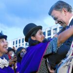 El presidente de Colombia, Juan Manuel Santos, es agasajado con varios regalos por miembros del poblado indígena de Misak, en Bogotá