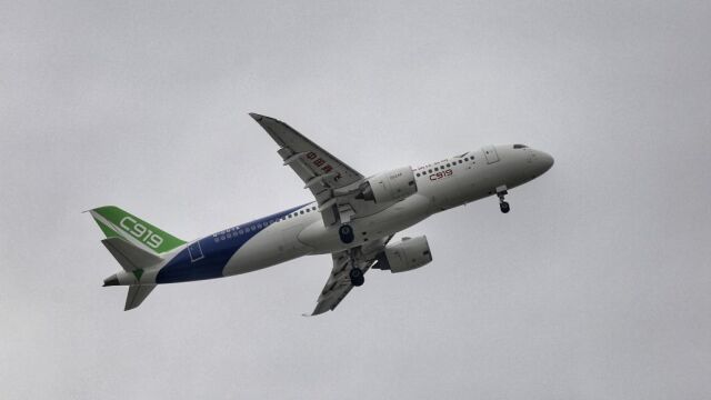 El primer vuelo del COMAC C919, el primer avión de pasajeros de tamaño medio fabricado en China, despega del aeropuerto internacional de Pudong, en Shanghái (China)