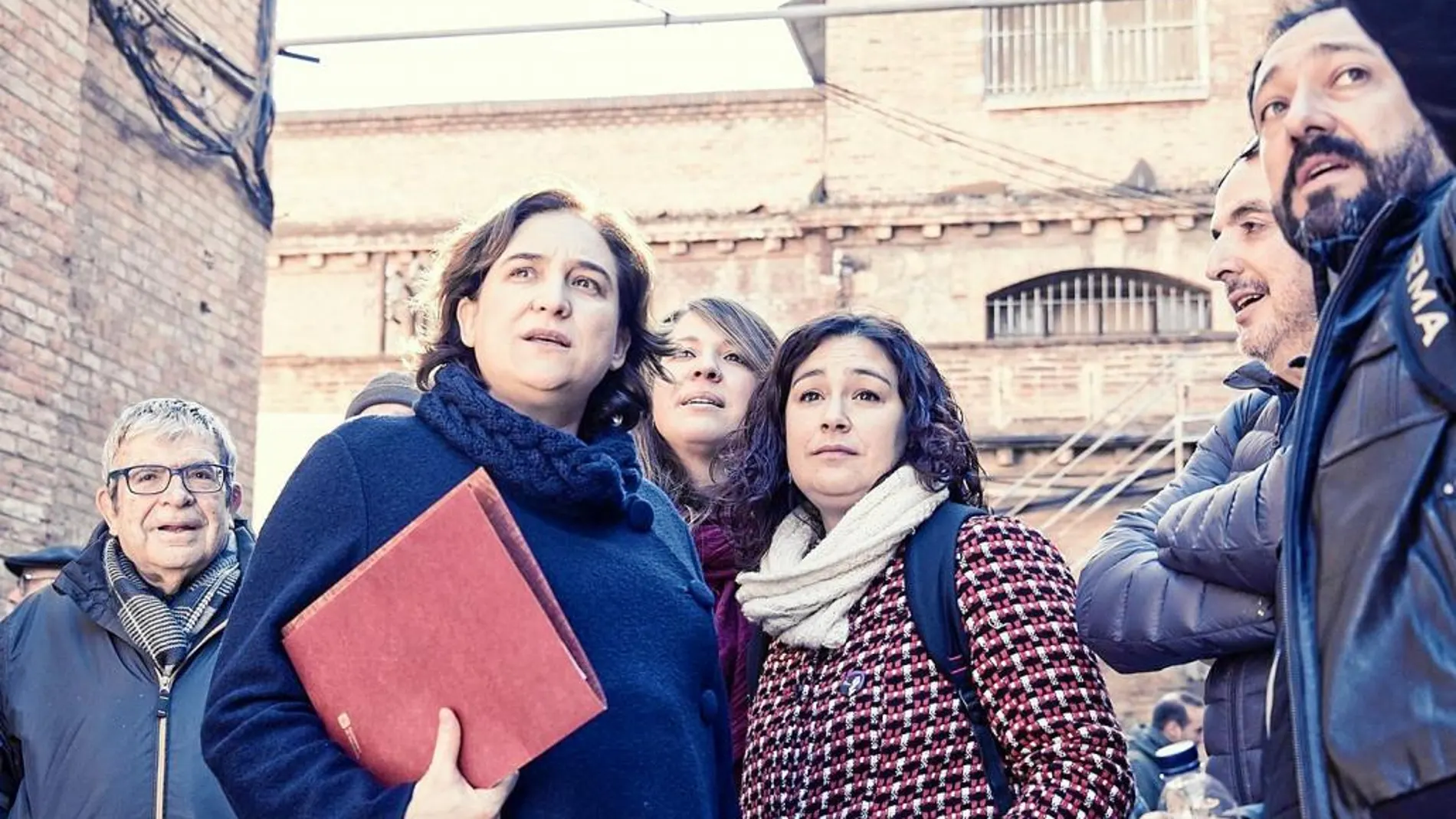 La alcaldesa de Barcelona, Ada Colau, visitó ayer el antiguo recinto febril de Can Batlló