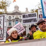 Grupos de personas se concentraron hoy ante la sede del Tribunal Supremo. EFE/Rodrigo Jiménez