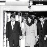 La primera dama, con su famoso vestido manchado por la sangre de su marido, de la mano del Fiscal General Robert F. Kennedy