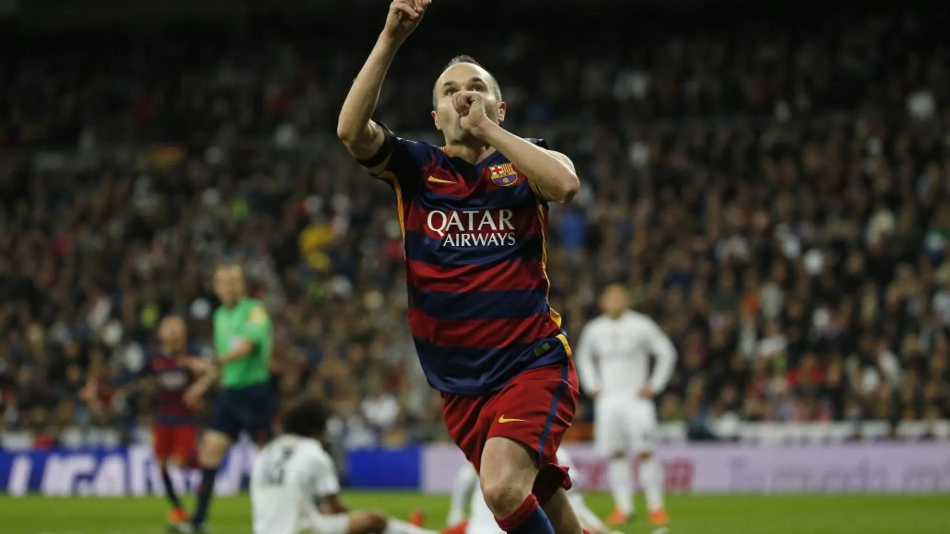 Andres Iniesta celebra tras marcar el tercer gol para el Barcelona