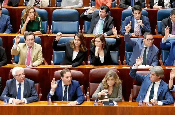 Una diputada del PSOE salva las cuentas a Cifuentes