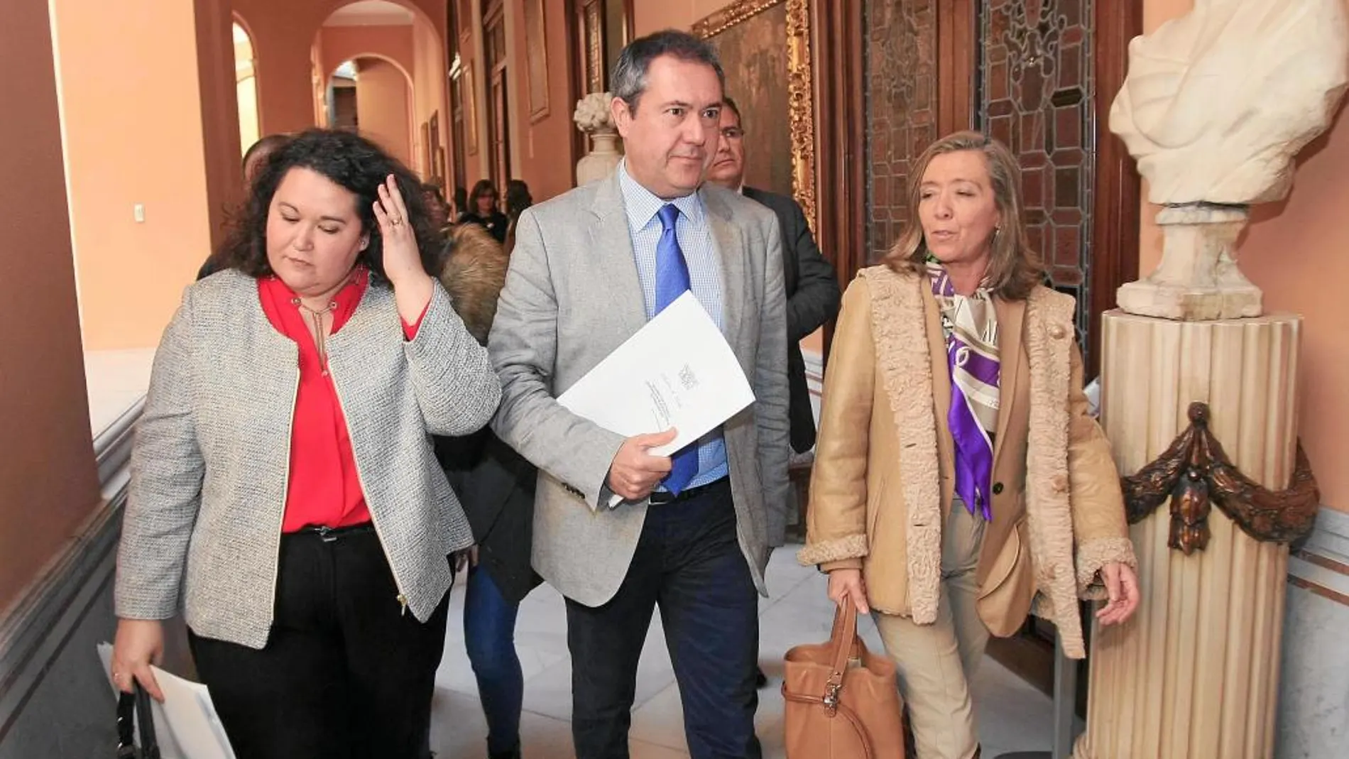 Juan Espadas, con Felisa Panadero, antes de la reunión de seguridad