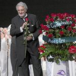 Plácido Domingo recibió al final de la obra como obsequio un ramo de rosas con la leyenda «cumpleaños feliz».