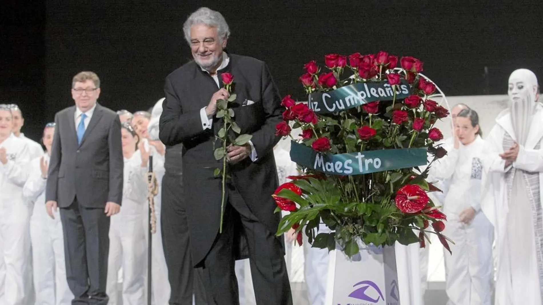 Plácido Domingo recibió al final de la obra como obsequio un ramo de rosas con la leyenda «cumpleaños feliz».