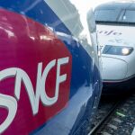 Un tren de la compañía francesa SNCF junto a otro de Renfe