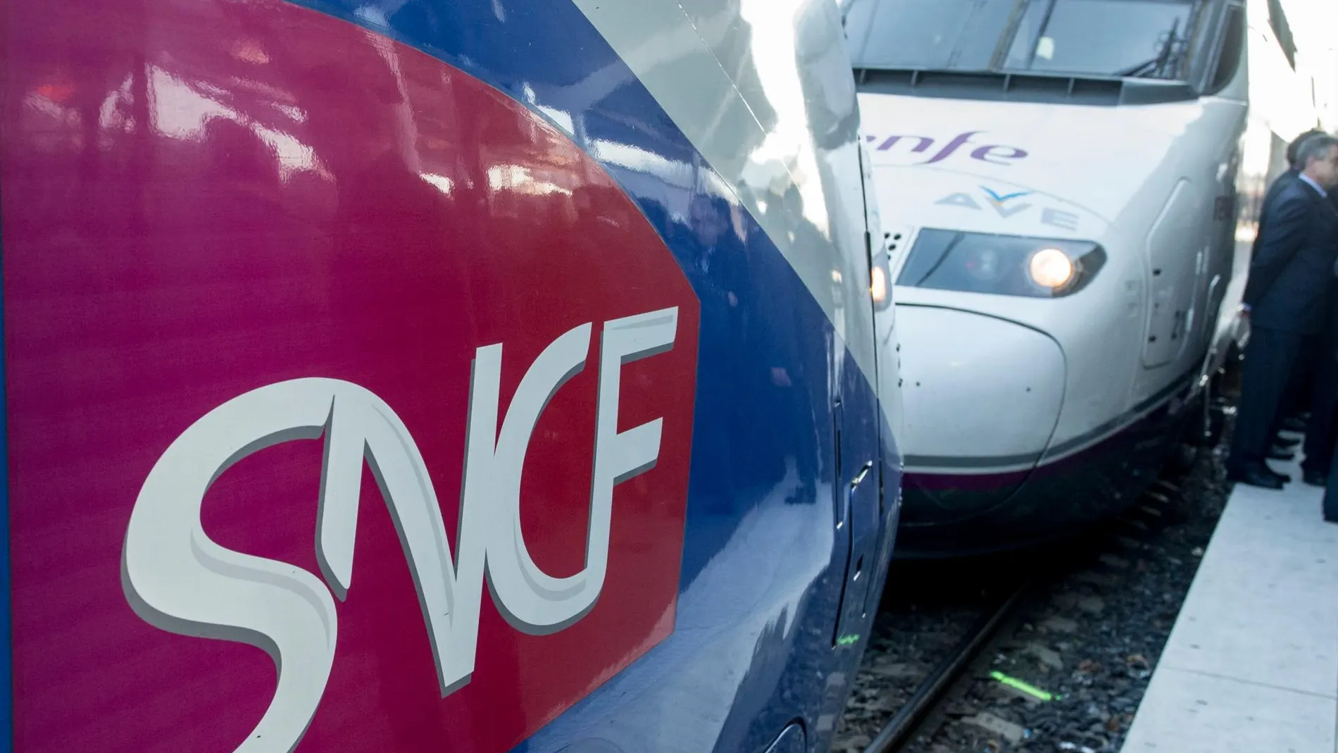 Un tren de la compañía francesa SNCF junto a otro de Renfe