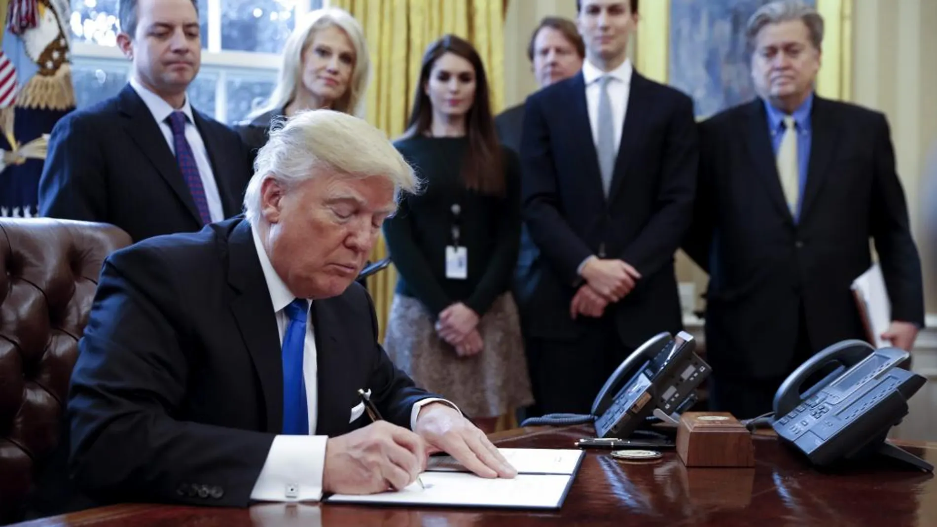 El presidente de EEUU, Donald Trump durante la firma de dos órdenes ejecutivas.
