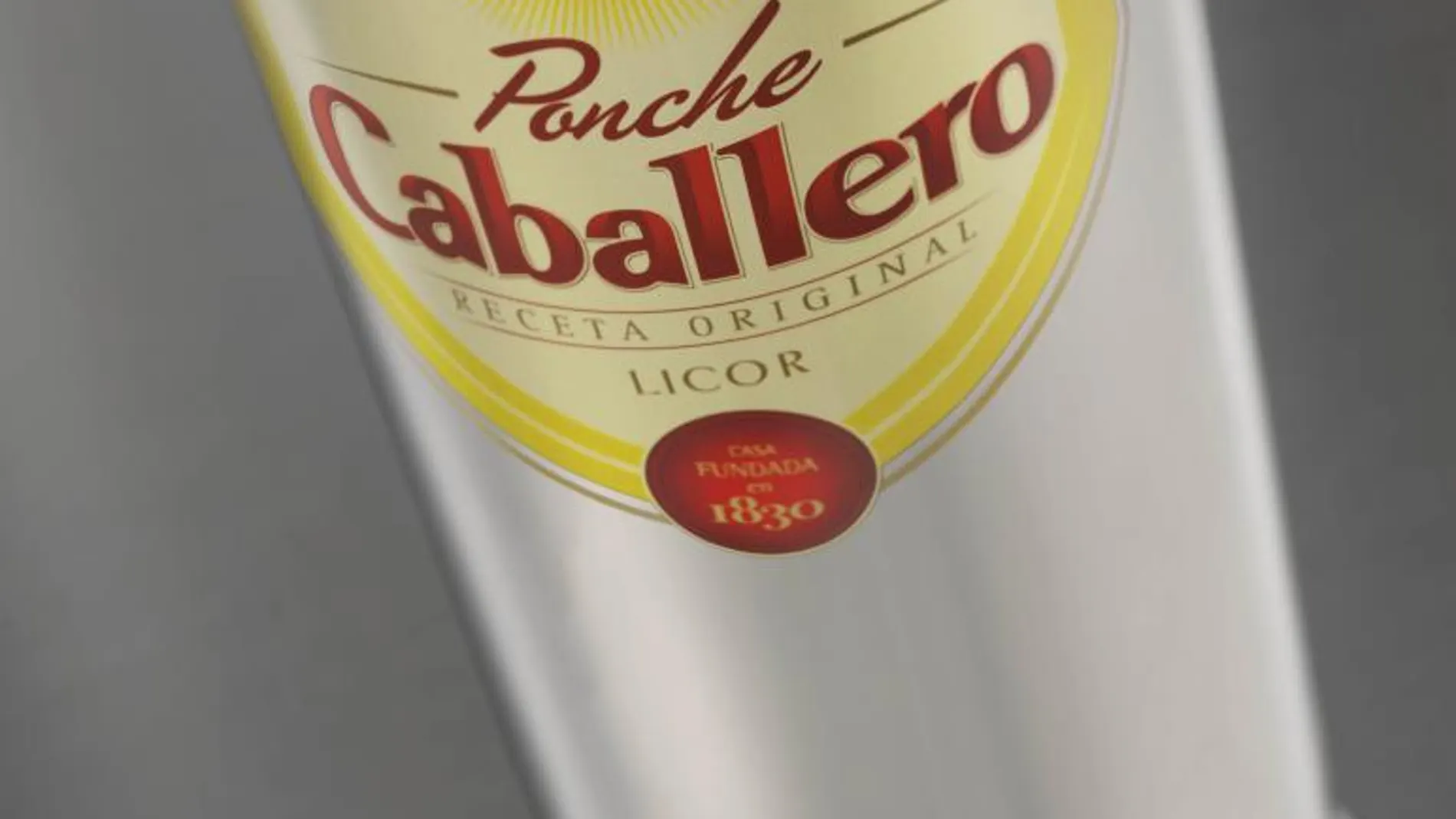Ponche Caballero estrena botella en su 185 aniversario