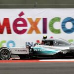 Nico Rosberg (GER/Mercedes) conduce su auto en la tercera jornada de entrenamientos de Fórmula Uno.