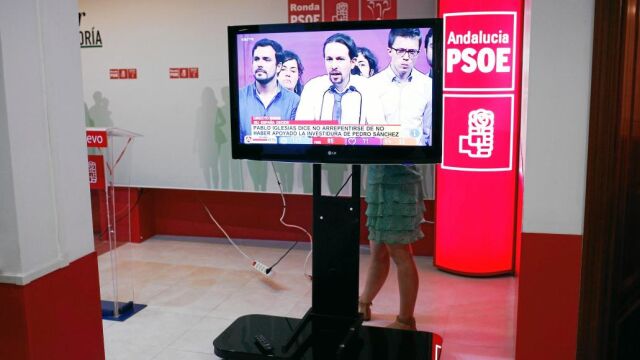 Pablo Iglesias, Íñigo Errejón y Alberto Garzón aparecen en una televisión en Ferraz valorando el pobre resultado electoral del 26-J