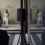 La presidenta de la Junta de Andalucía, Susana Díaz, en uno de sus múltiples actos de las últimas semanas –sobre la reforma de la PAC, en este caso, y en el Salón de los Espejos del Palacio de San Telmo–, dentro de una frenética agenda que se frena en seco estos días y reabre la incertidumbre de la convocatoria electoral / Foto: Manuel Olmedo