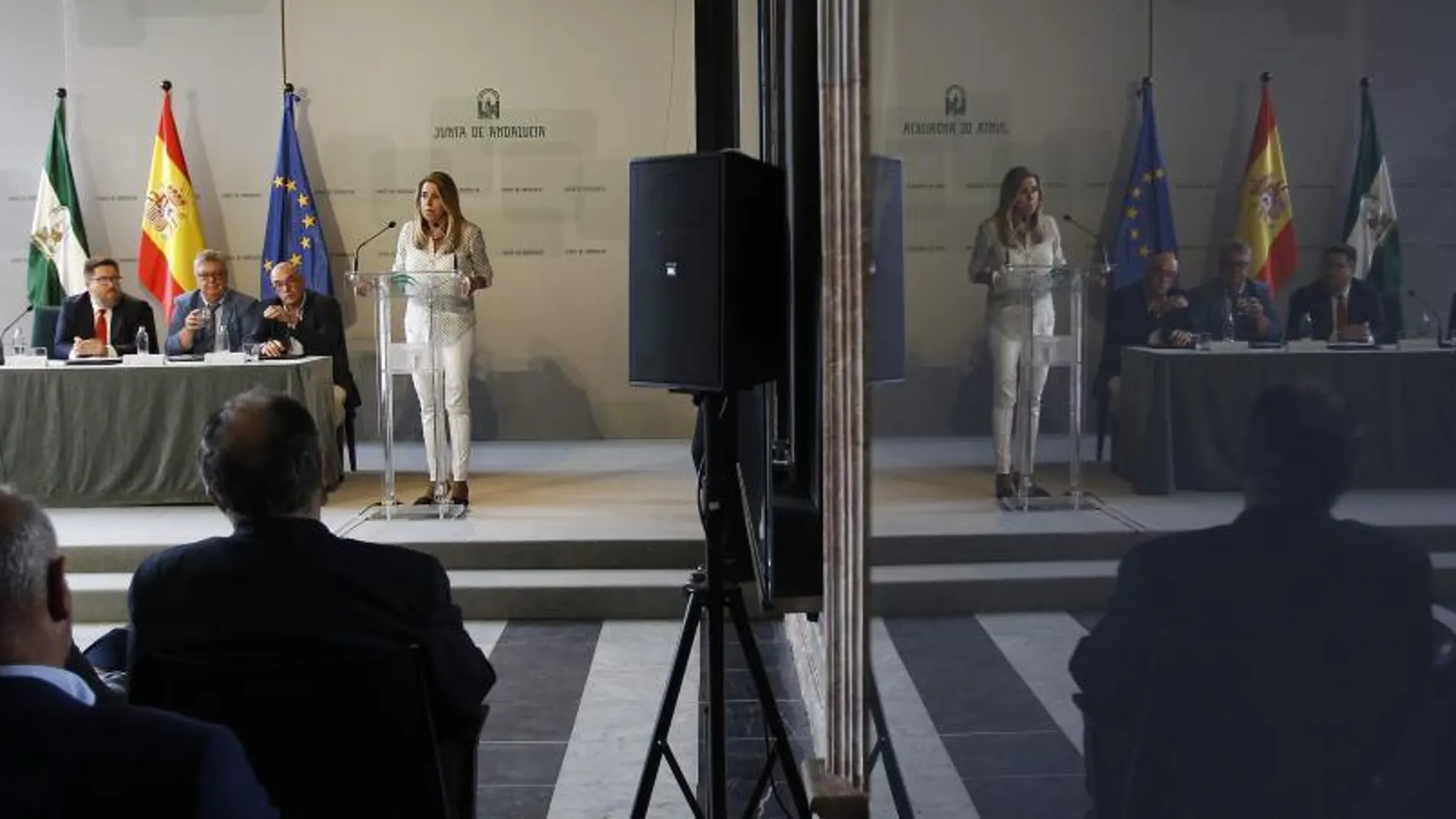 La presidenta de la Junta de Andalucía, Susana Díaz, en uno de sus múltiples actos de las últimas semanas –sobre la reforma de la PAC, en este caso, y en el Salón de los Espejos del Palacio de San Telmo–, dentro de una frenética agenda que se frena en seco estos días y reabre la incertidumbre de la convocatoria electoral / Foto: Manuel Olmedo